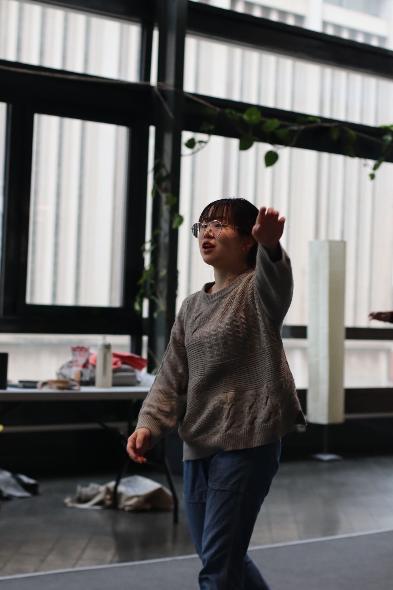 Une élève explore le mouvement pendant un atelier de comédie musicale