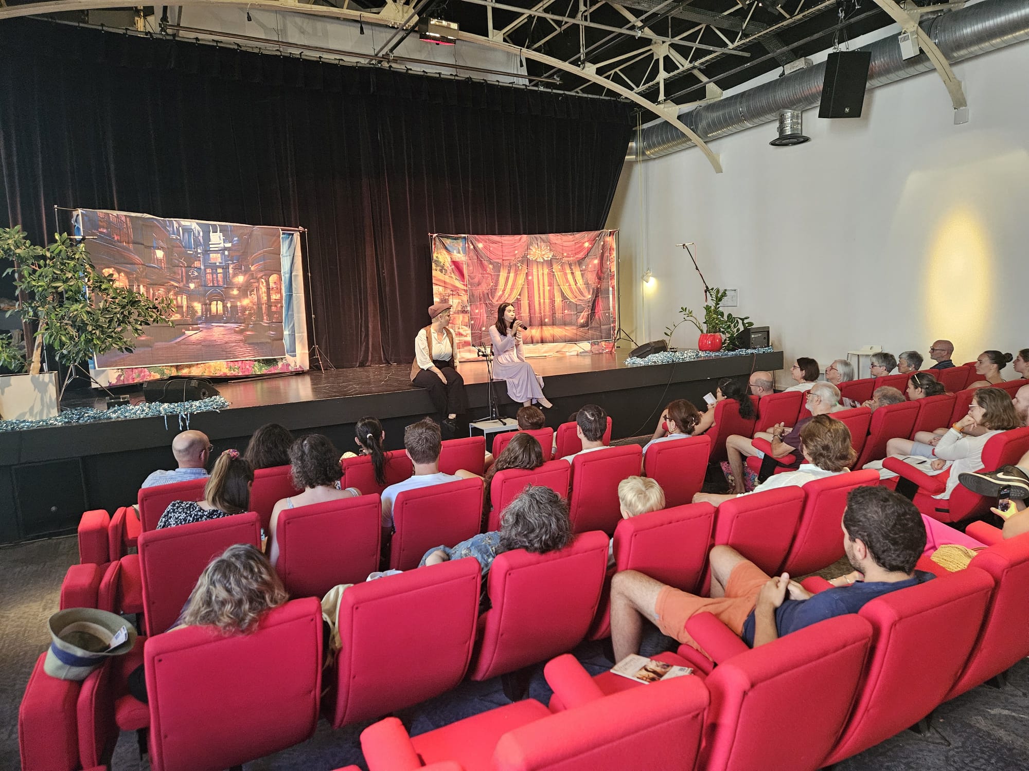 Le public assiste à une représentation de l’Académie Virtuose