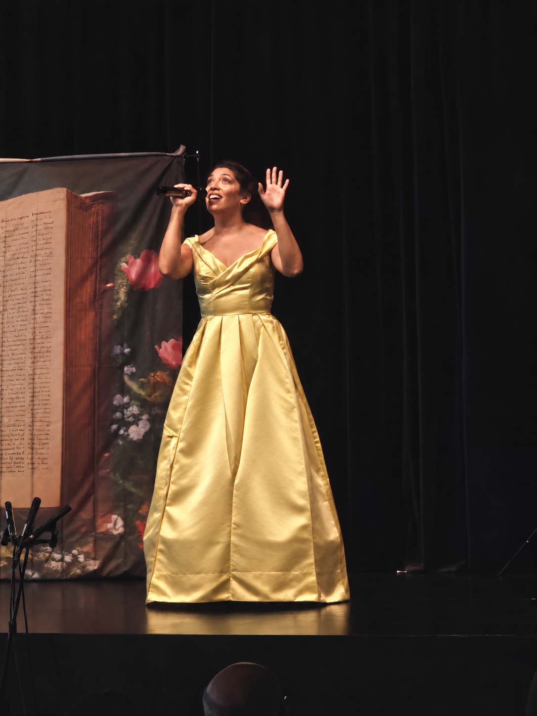 Une chanteuse interprète un numéro sur la scène du grand final