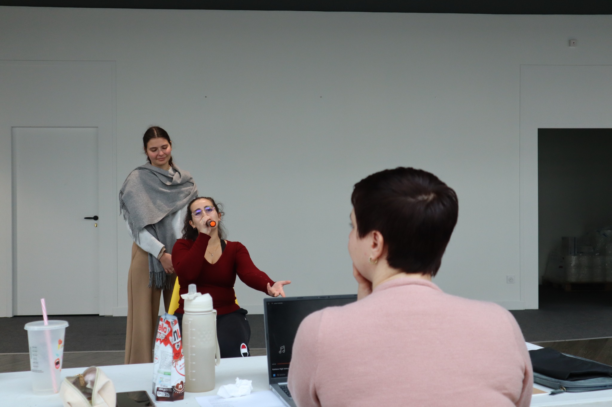 Rébecca accompagne une élève pendant un travail d’interprétation
