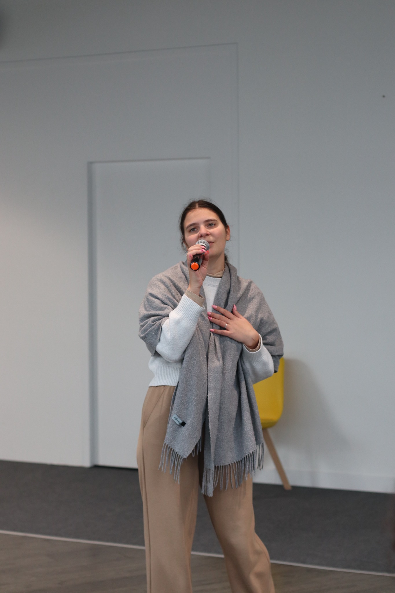 Une élève chante pendant un atelier de l’Académie Virtuose
