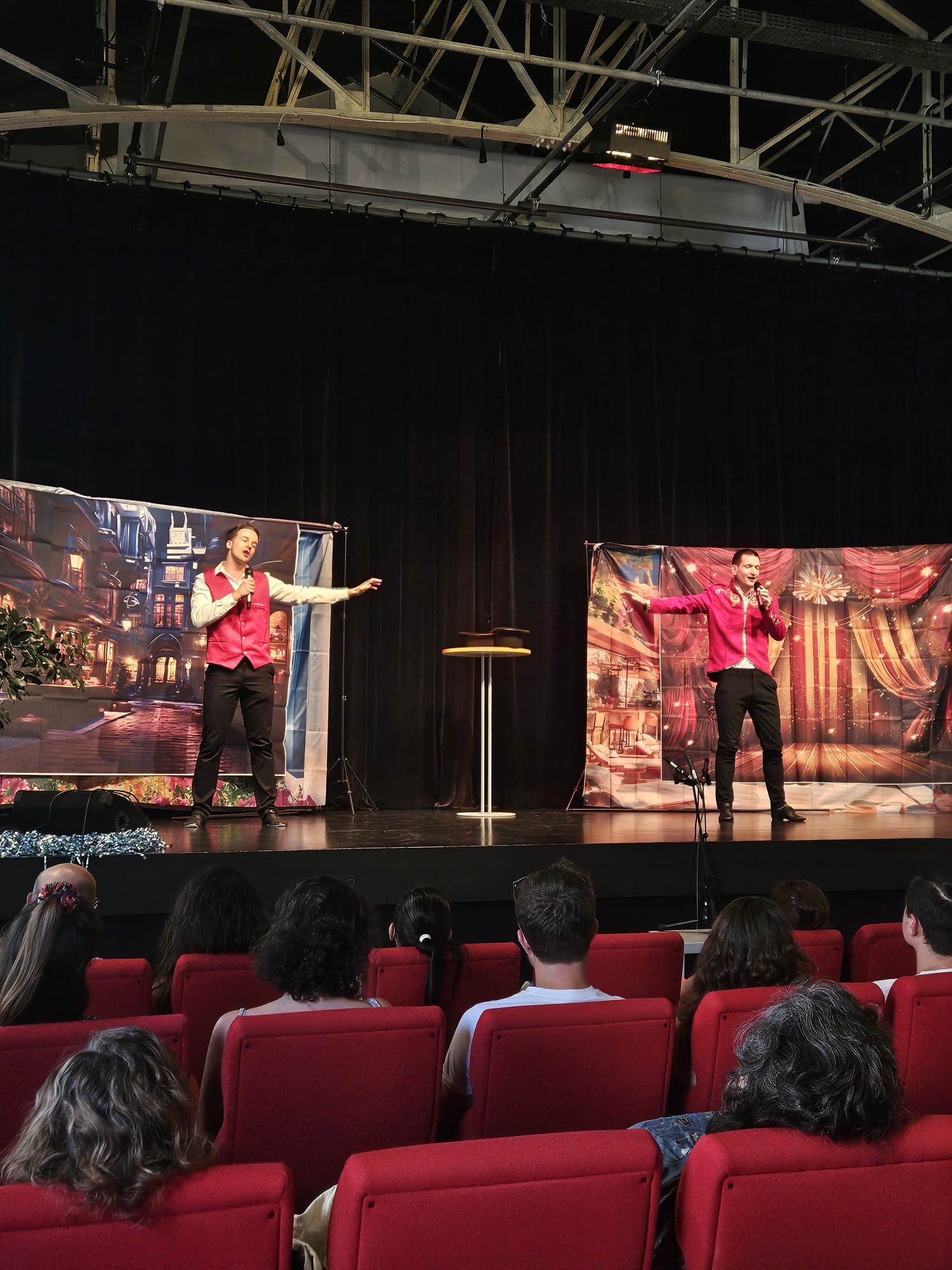 La troupe se produit devant le public pendant un spectacle de l’Académie