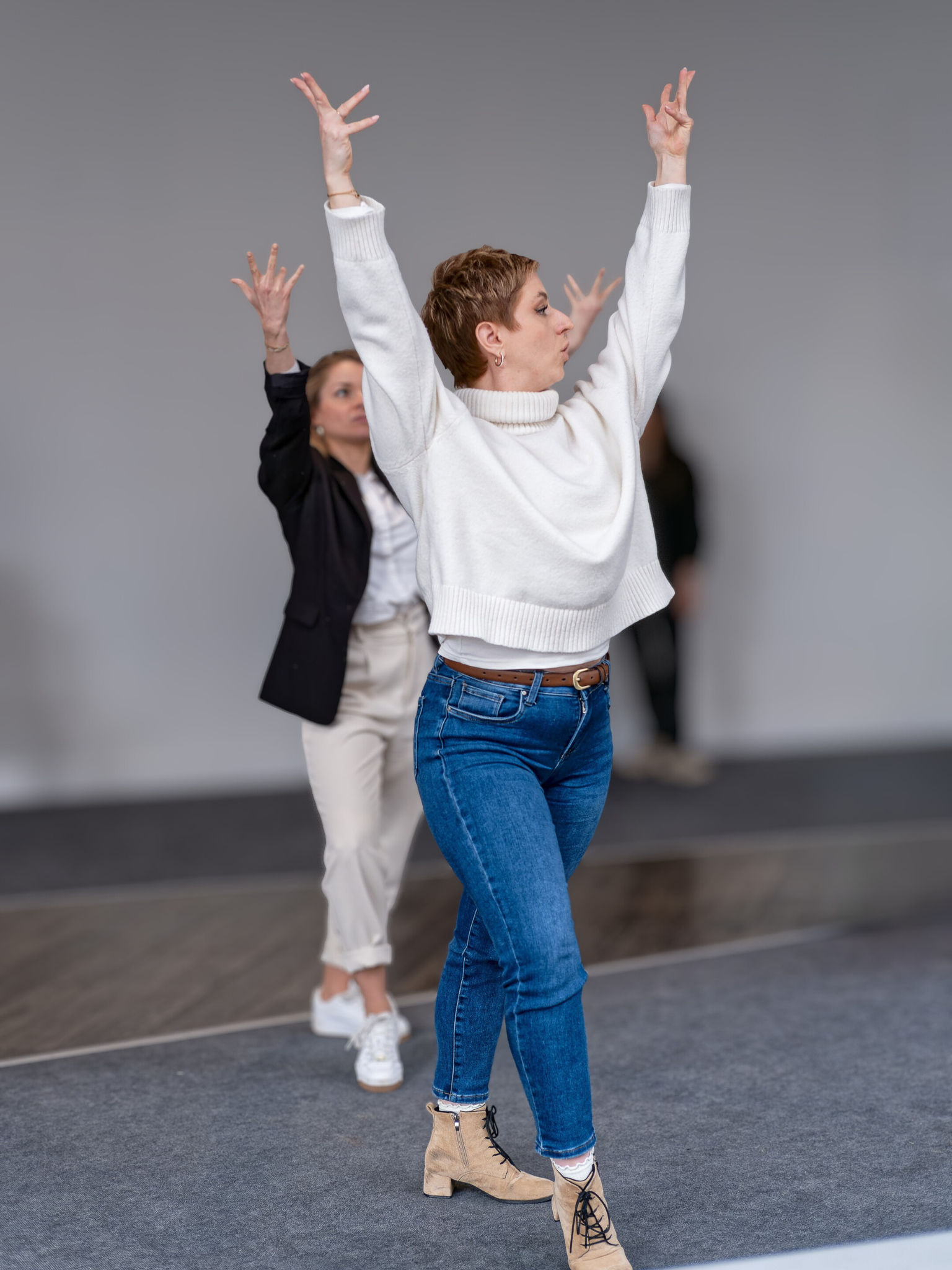 Rébecca Vignon guide un travail de mouvement avec ses élèves
